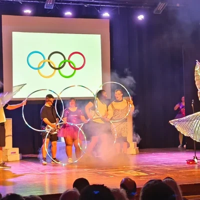 escena formación aros olímpicos