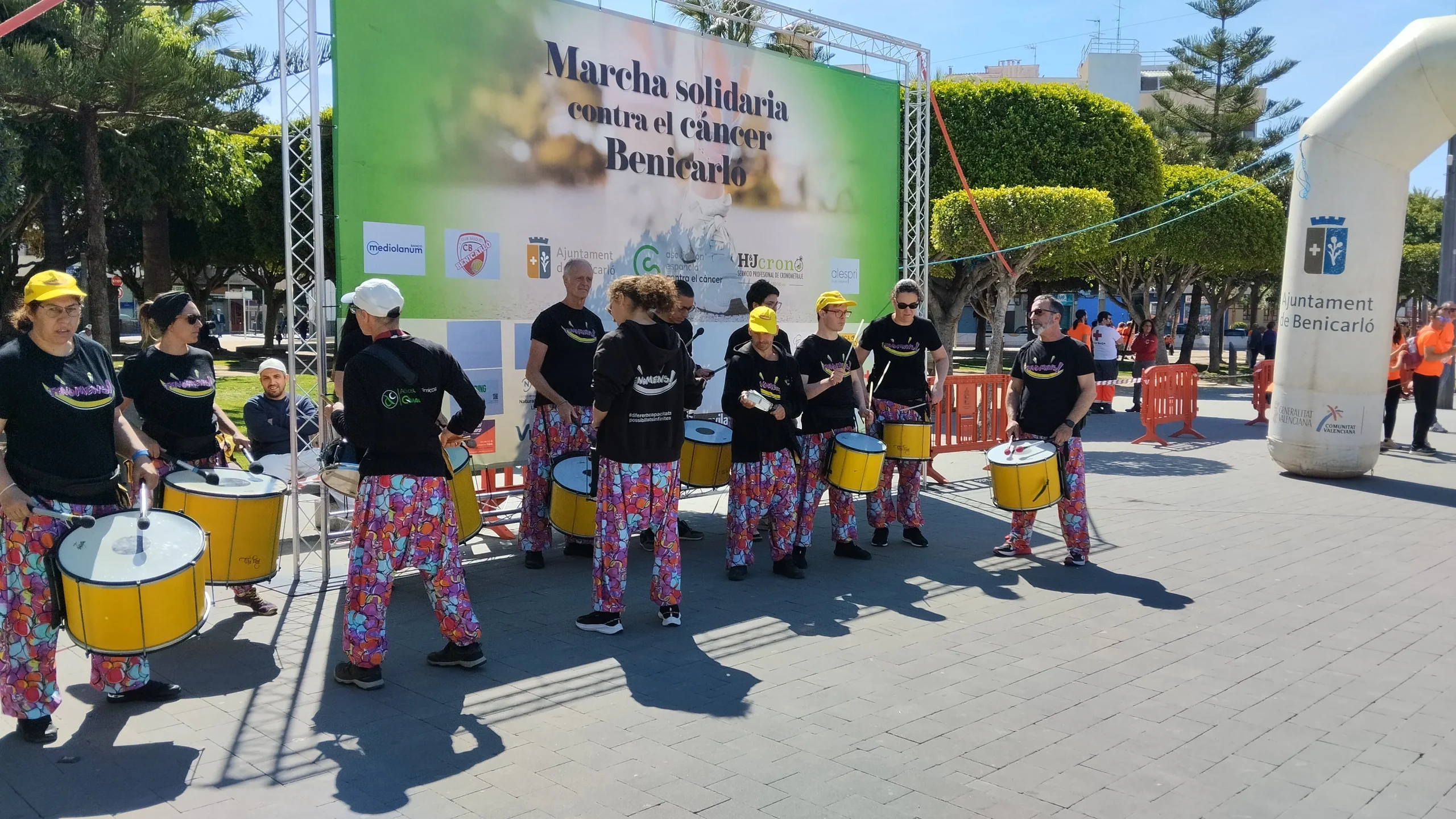 Percufenomens y cartel marcha contra el cancer