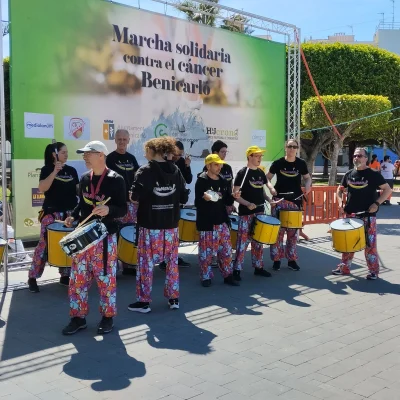 Percufenomens y cartel marcha contra el cancer