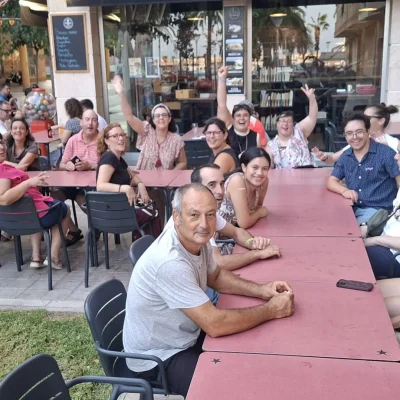 Foto del grupo cenando